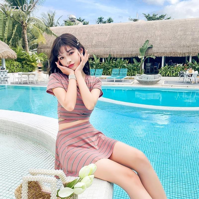 Áo tắm nữ sinh bảo thủ che bụng thể thao hai mảnh xẻ tà suối nước nóng | BigBuy360 - bigbuy360.vn