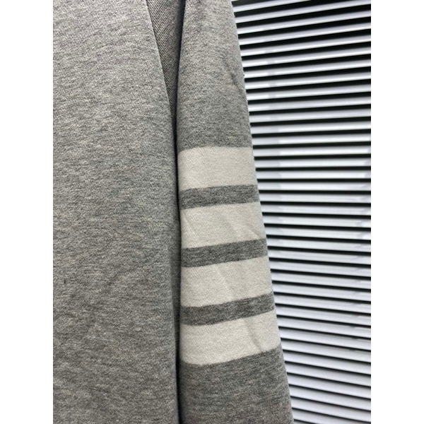 Áo khoác nỉ nữ thương hiệu Thom Browne thiết kế hai mặt hai màu khác nhau