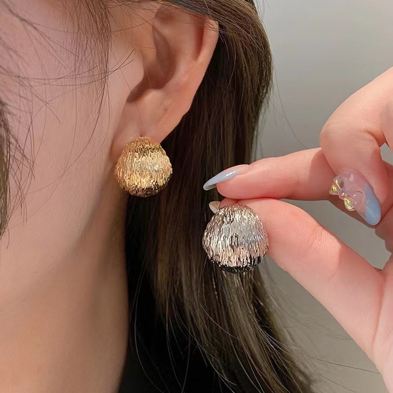 Khuyên Tai Hình Chữ C Đính Quả Cầu Kim Loại Sang Trọng