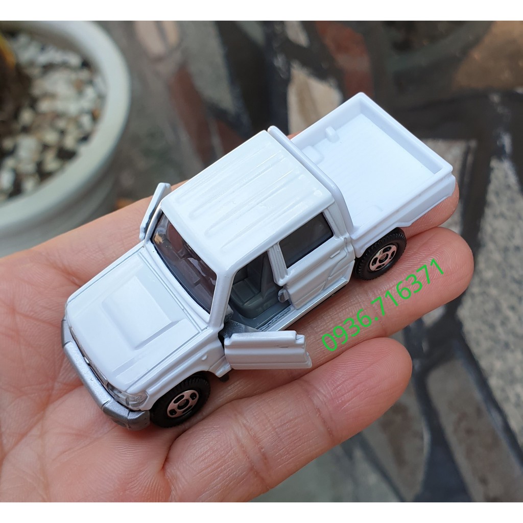 Mô hình xe Toyota bán tải màu trắng mở được cửa tomica Nhật Bản