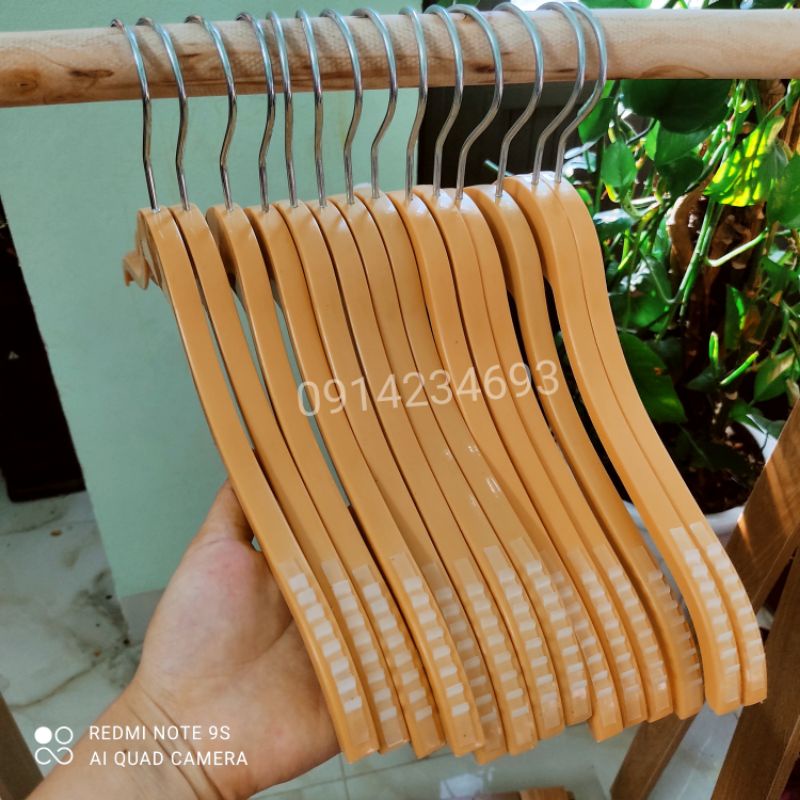 Móc treo quần áo, dáng tre bằng nhựa cao cấp có đệm vai chống tuột size 32cm và 38cm màu vàng, nâu cho shop thời trang
