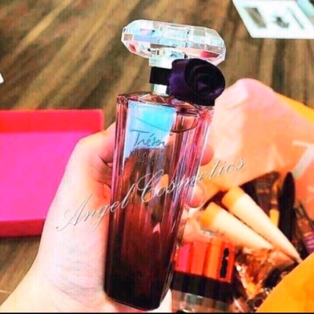 Nước hoa hoa hồng tím
