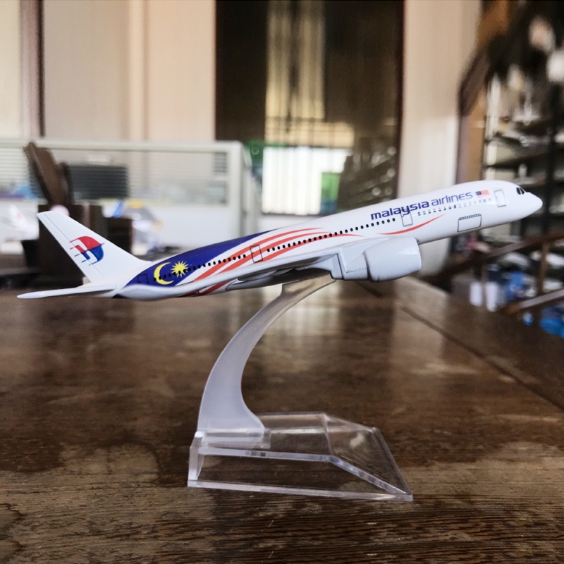 Mô Hình Máy Bay Malaysia Airlines A350 Kích Thước 16CM Bằng Hợp Kim Kèm Giá Đỡ