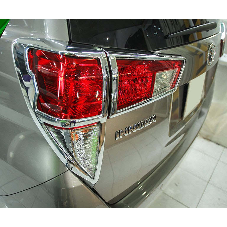Ốp trang trí đèn hậu Toyota Innova 2017-2021