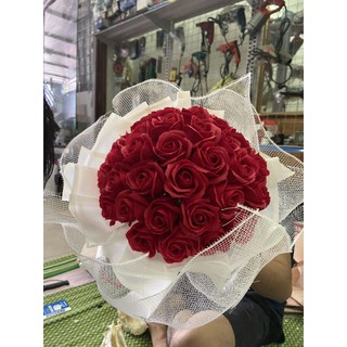 30 bông hoa sáp đỏ phối lưới