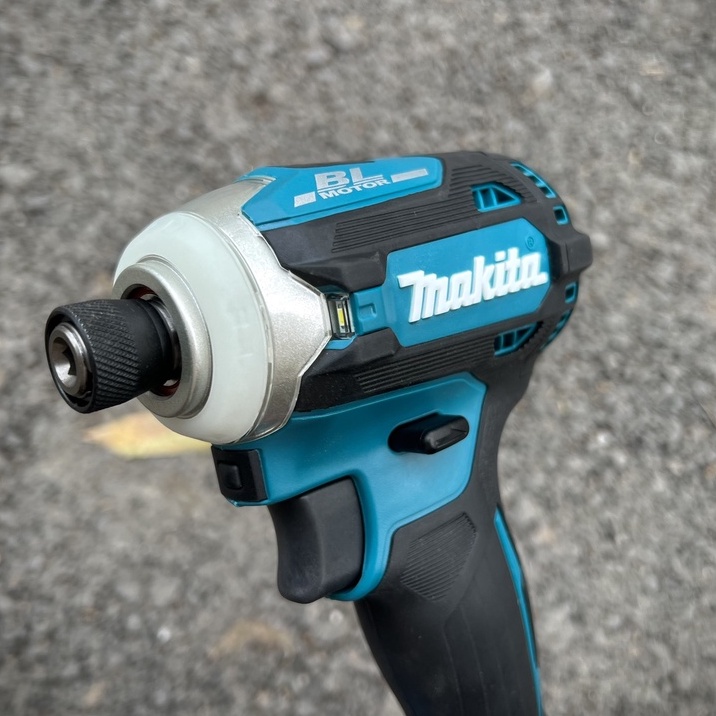 Máy bắt vít pin Makita XDT16 USA thân máy