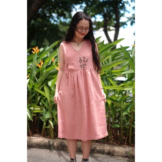 Đầm sát nách Linen babydoll thêu tay - Nhà Của Moon