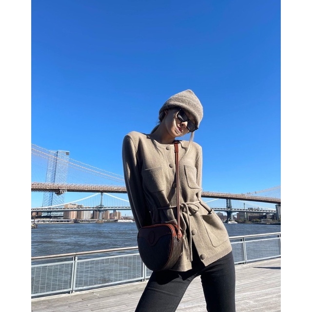 Set áo cardigan, quần jeans ống loe đen giống Rosé Blackpink