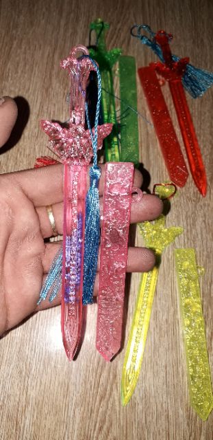 Chiếc thanh gươm mô hình bằng nhựa dài 16cm