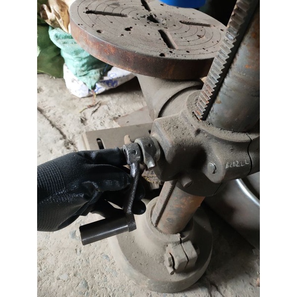 Tay quay máy khoan bàn