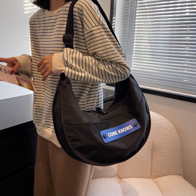 Túi Đeo Chéo Vải canvas Sức Chứa Lớn Mẫu Mới Mùa Thu/ Đông 2021 Phong Cách Joker Cho Nữ