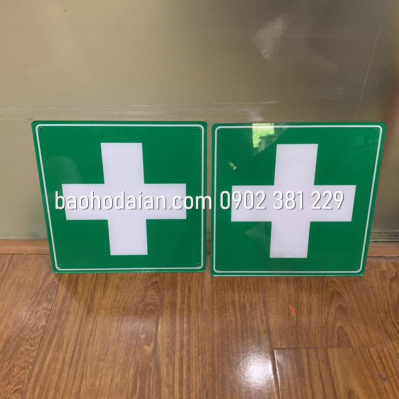 Bảng mica sơ cấp cứu chữ thập kích cỡ 20 x 20cm