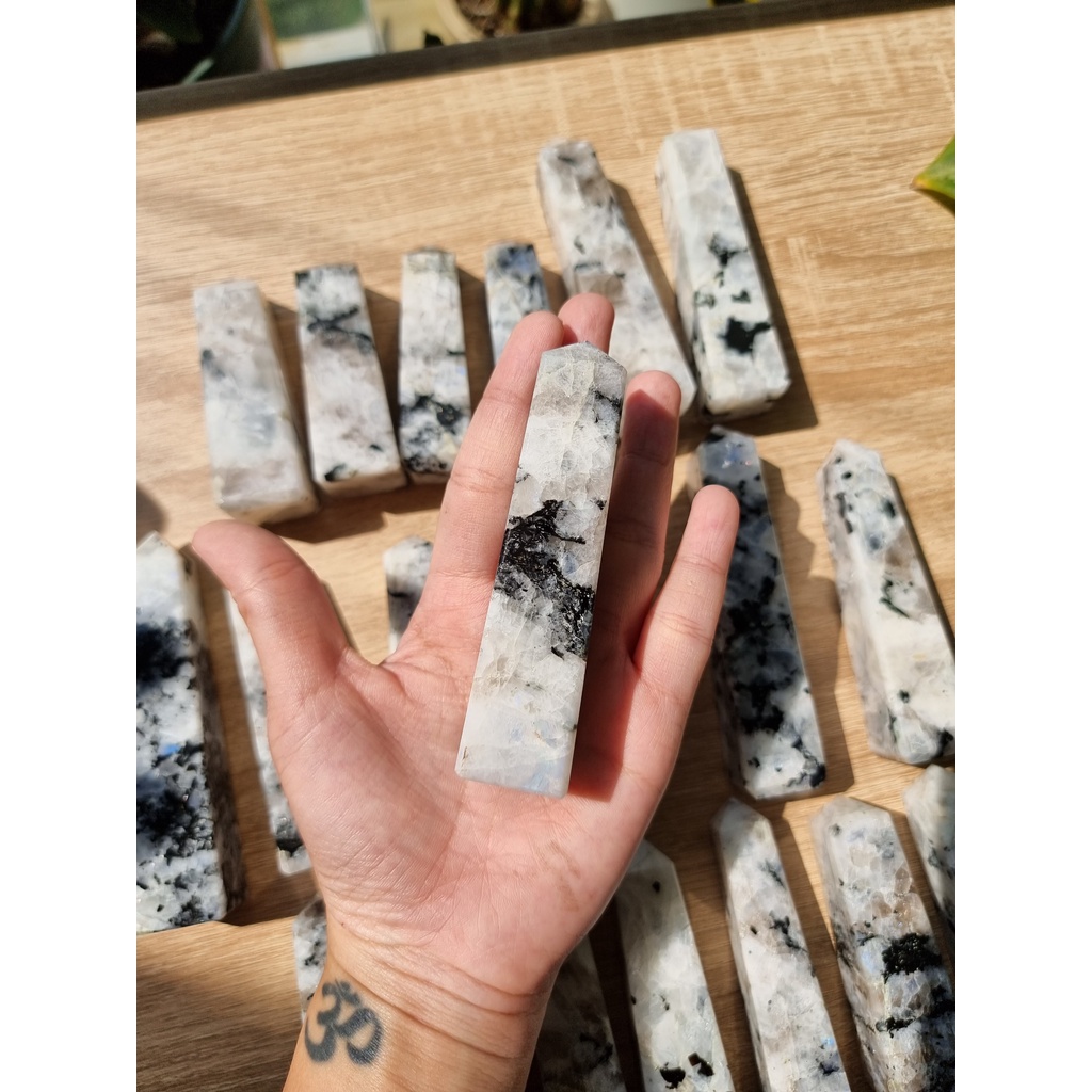 Trụ đá Mặt trăng (Moonstone), là trụ đá thanh tẩy trong Tarot, Reiki, thiền định, phong thủy