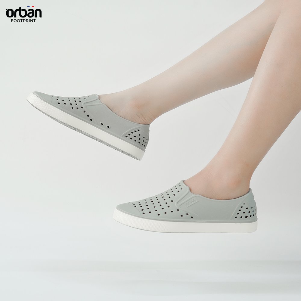 Giày sục Urban lỗ thoáng đi mưa, siêu nhẹ - D2201 Ghi trắng