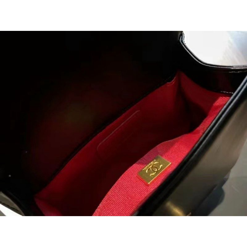 Túi xách CL màu đen.