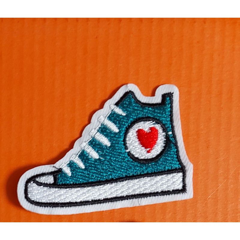 Hình may và hình ủi chiếc giày .