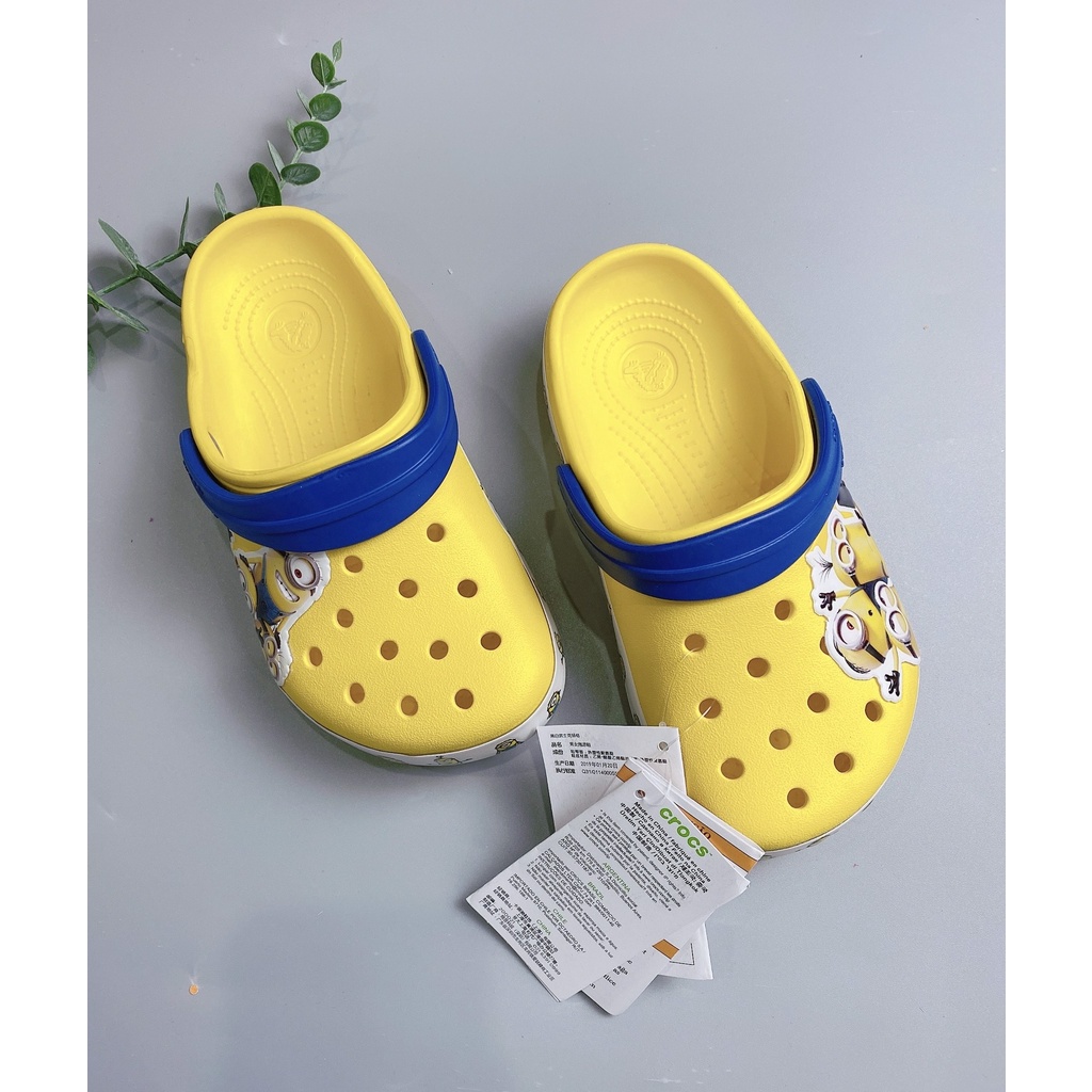 Sục Crocs Minion vàng C7-J3