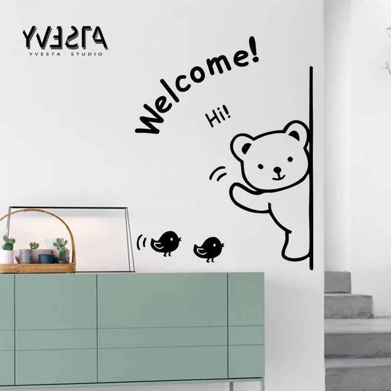 Xin chào, chú gấu ở cửa, chào mừng bạn đến với mẫu dễ thương cửa sổ kính trang trí phòng dán tường có thể được tùy chỉnh