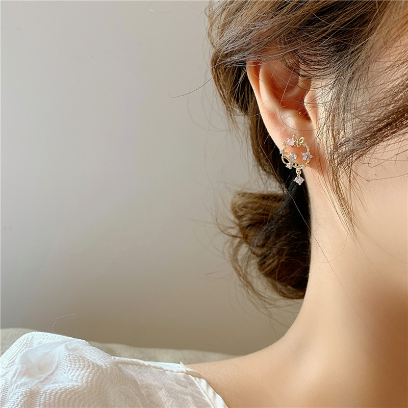 Khuyên Tai Dáng Dài Tạo Hình Độc Đáo Cho Nữ