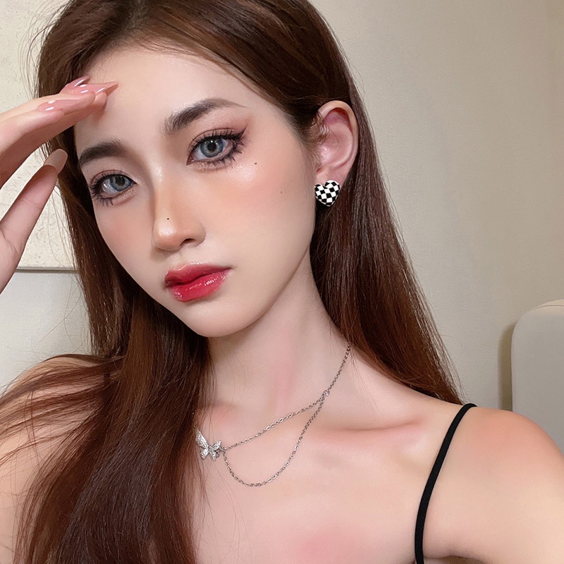 Bông tai đinh tán chốt bạc họa tiết trái tim kẻ ca rô tráng men màu sắc tương phản