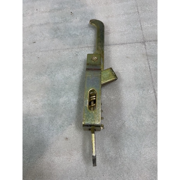 1 khoá thùng,dùng làm thùng xe ba bánh,xe ba gác