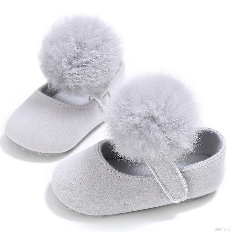 Giày tập đi phối quả cầu lông đáng yêu cho bé gái