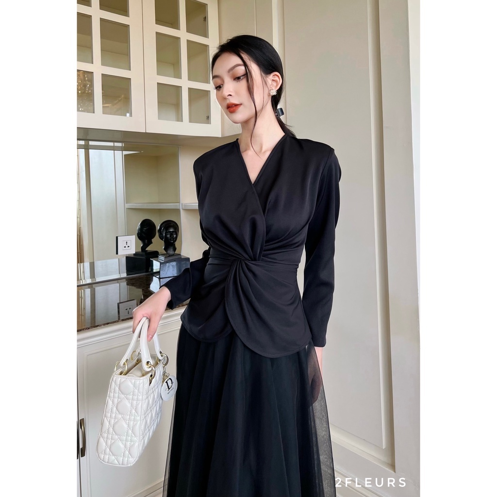 Sơ mi dài tay đen 2Fleurs điểm nhấn vặn phần eo cùng thiết kế cổ vạt chéo sang trọng