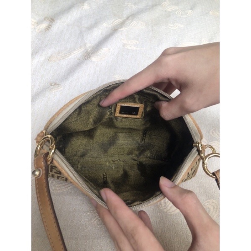 Túi chuẩn si. Túi qua sử dụng. Khách vui lòng xem hình nếu muốn biết thêm thông tin sản phẩm mời khách vô chat. Thanks .