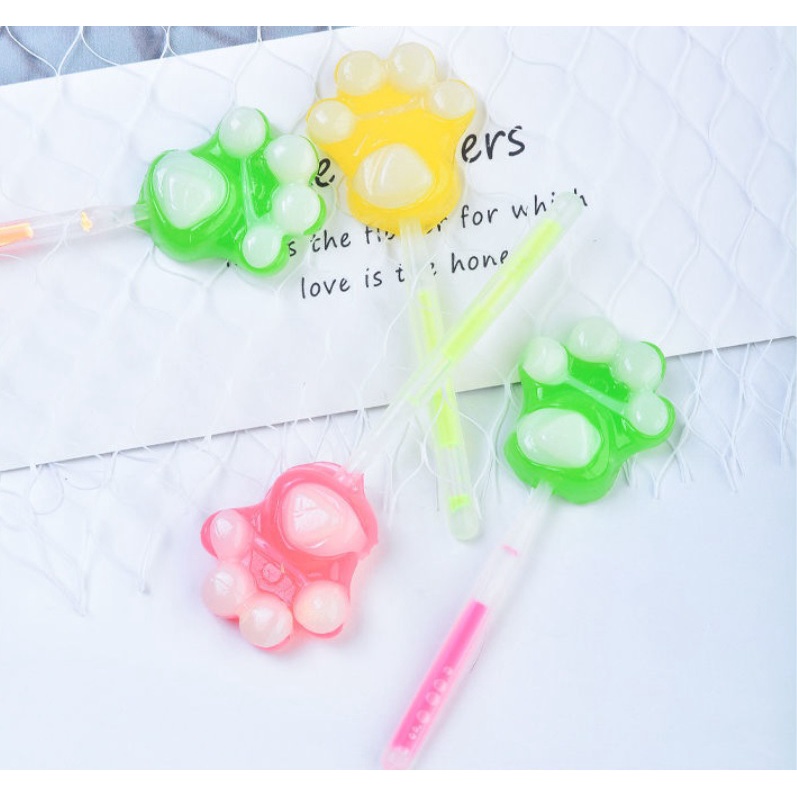 1 cây kẹo mút hình bàn chân mèo kitty phát sáng