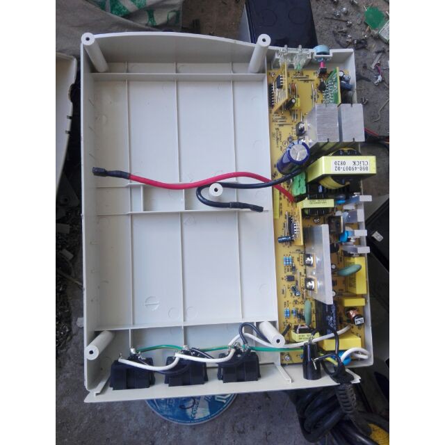 Bộ lưu điện UPS Santak 1000VA 2 bình điện 24V