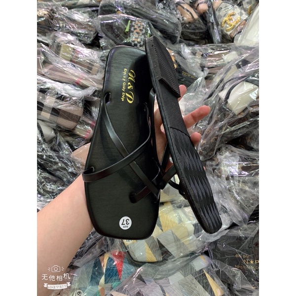 Dép kẹp 3 dây chéo nền nhám đầu vuông có 1 màu.