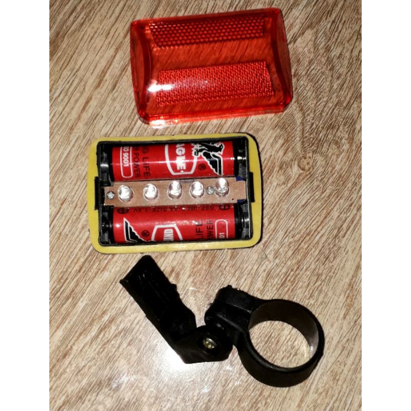 Một bộ đèn Led màu đỏ 5 bóng chiếu hậu an toàn cho xe đạp tặng kèm pin