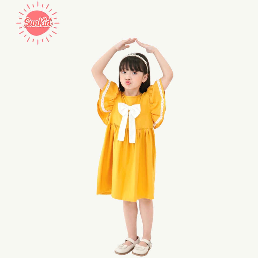  Váy đầm bé gái dáng suông đính nơ trắng vải trượt nhật Sunkid NN1 màu vàng size trẻ em 4-12 tuổi