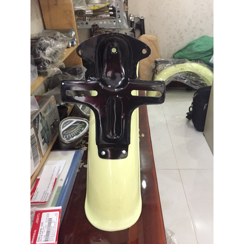 Dè nhựa sau honda 67 có cóc  gắn biển số đi kèm- màu vàng