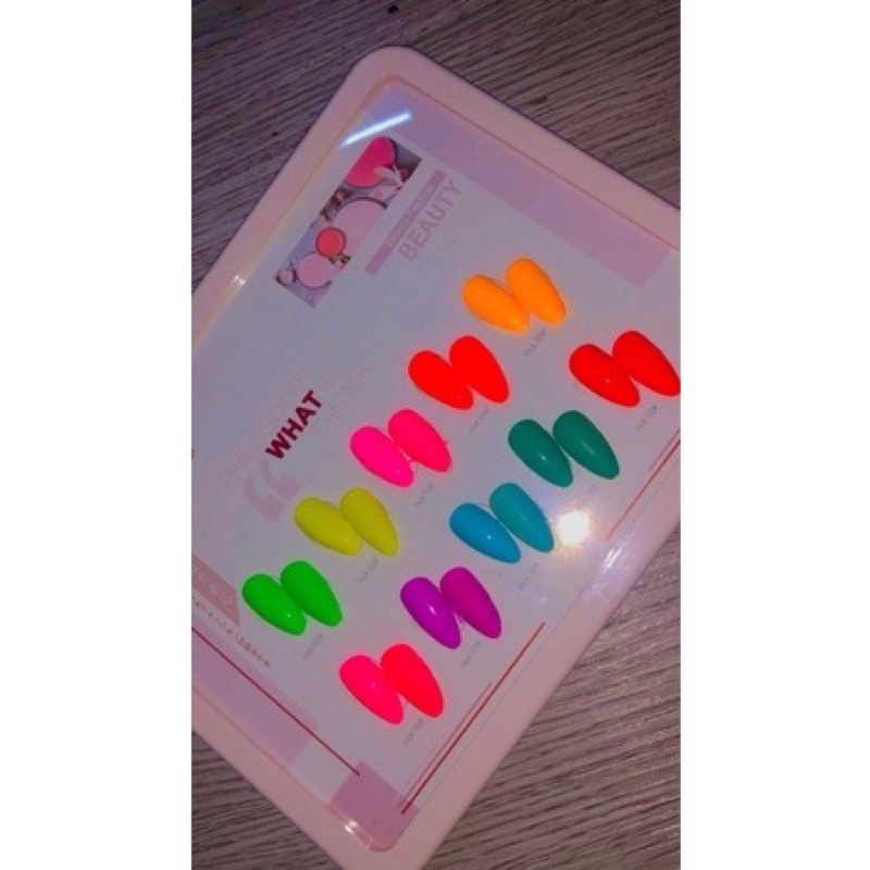 Nail box màu trơn được phối màu và chọn phom móng
