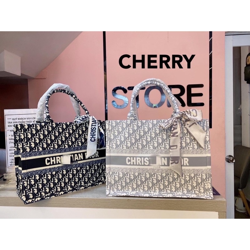 Túi xách DIOR họa tiết size to 40cm kèm tag nơ, có khóa kéo