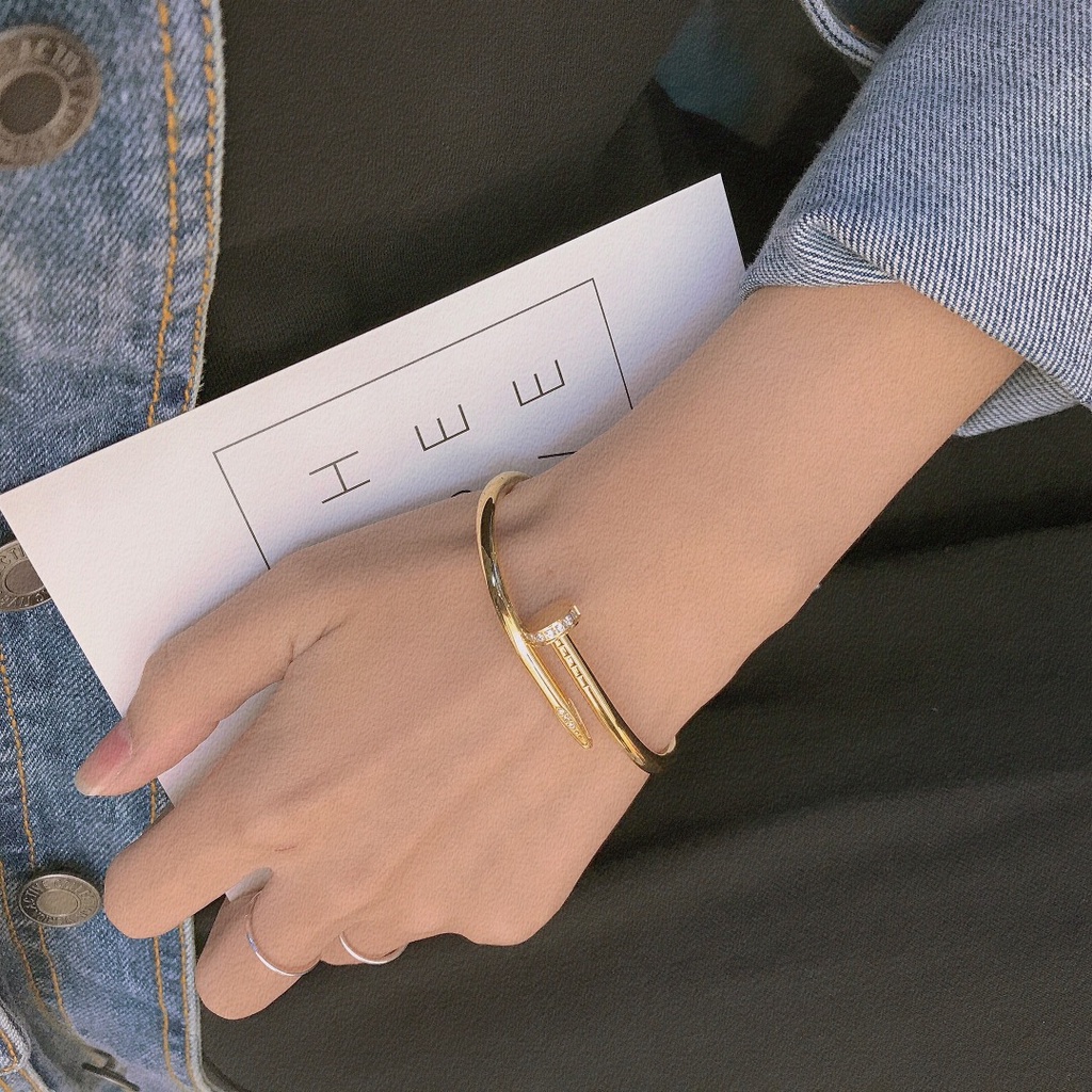 Vòng Đeo Tay Bằng Thép Titan Nhẹ Khảm Chữ Cartier Không Phai Màu Đơn Giản Cổ Điển Đa Ứng Dụng Sang Trọng Cho Nam Và Nữ