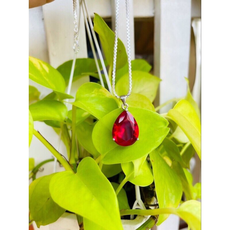 Đá đỏ ruby hình giọt nước