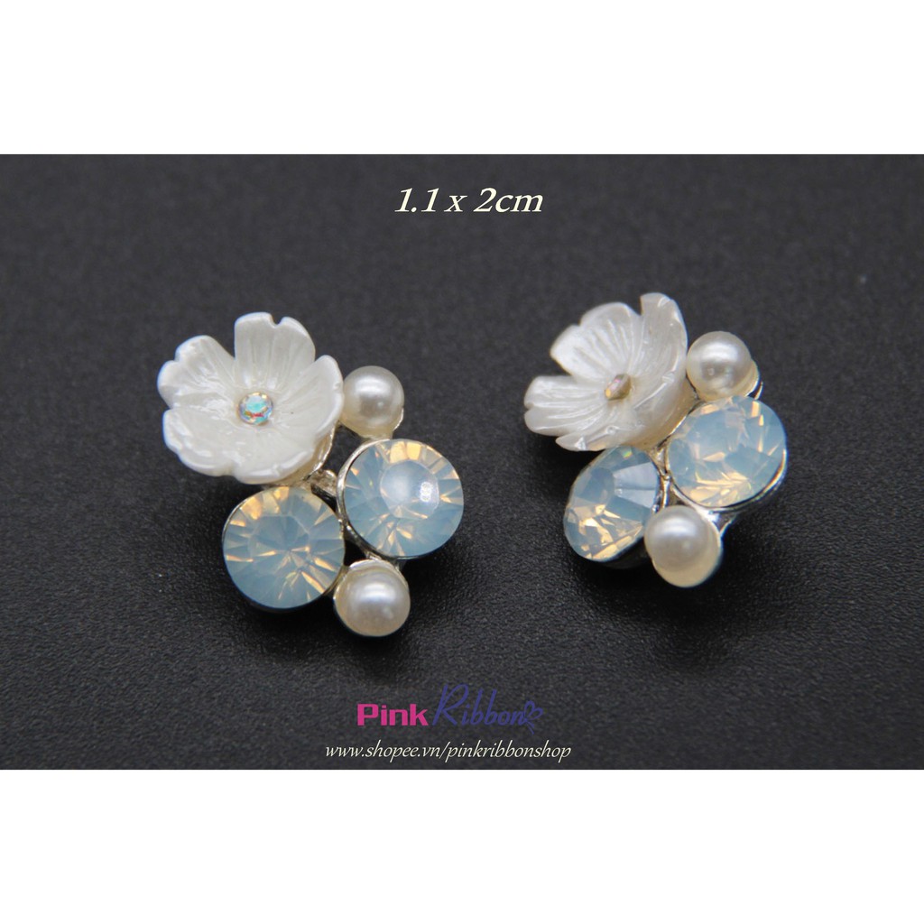 Charm hoa trắng, đá ngọc xanh
