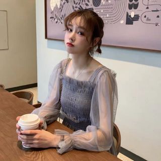 Váy ren cổ vuông
