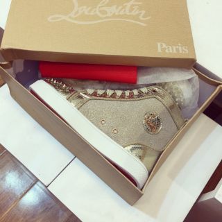 Giày sneakers louboutin tán đinh