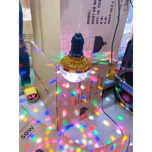 HÀNG NOEL Đèn led nháy chớp 7 màu tự xoay đui tròn, màu vàng sang trọng, đèn led trang trí bar, quẩy nhạc