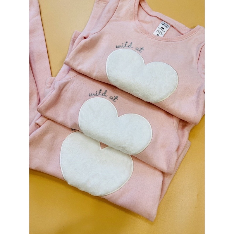 Áo Nỉ Hồng Trái Tim Thêu Đắp Carter’s Dư Xịn Bé Gái Size 2-7y