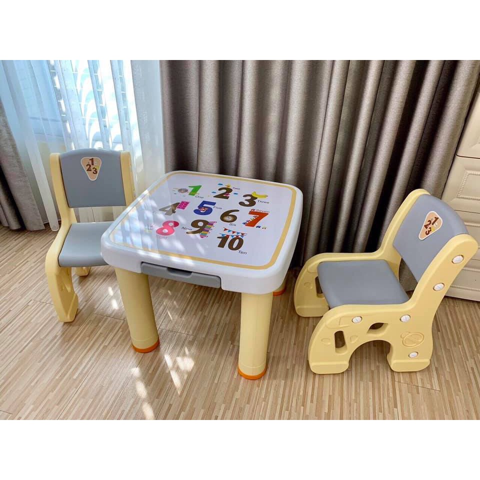 Bộ bàn ghế tập vẽ Toys house cho bé ( hàng od 5-7 ngày) ib phí ship