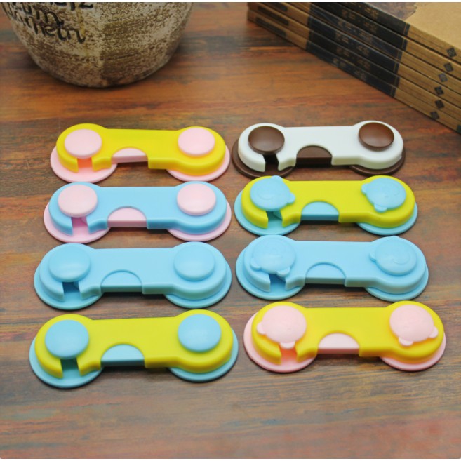 Khóa tủ giữ an toàn cho bé