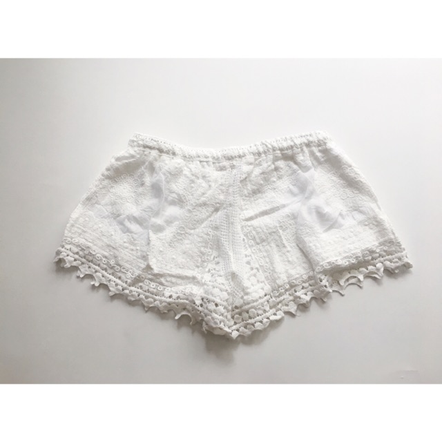 Quần ren đi biển