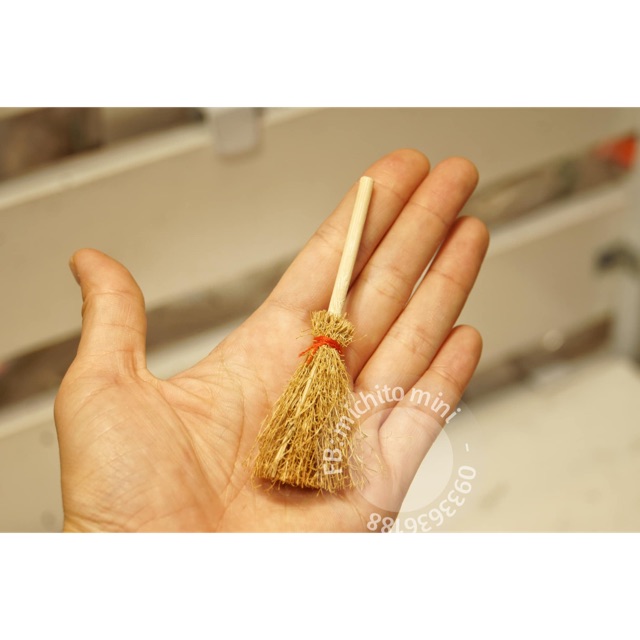 Mô hình Chổi quét mini cho nhà búp bê