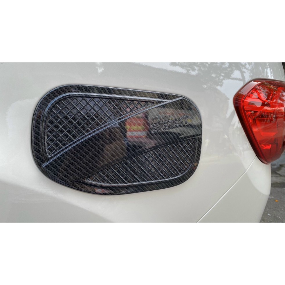 Ốp nắp bình xăng carbon xe Ford Everest 2017 - 2020, 2021 vân cacbon cao cấp