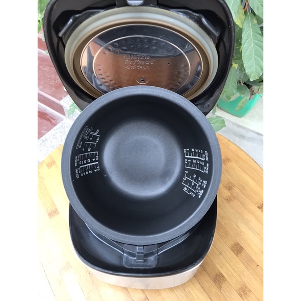 NỒI CƠM ĐIỆN CAO TẦN HÚT CHÂN KHÔNG 1.0L TOSHIBA RC-10VRH