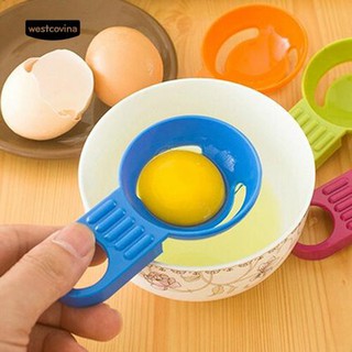 Muỗng nhựa dùng để tách lòng đỏ trứng gà tiện dụng